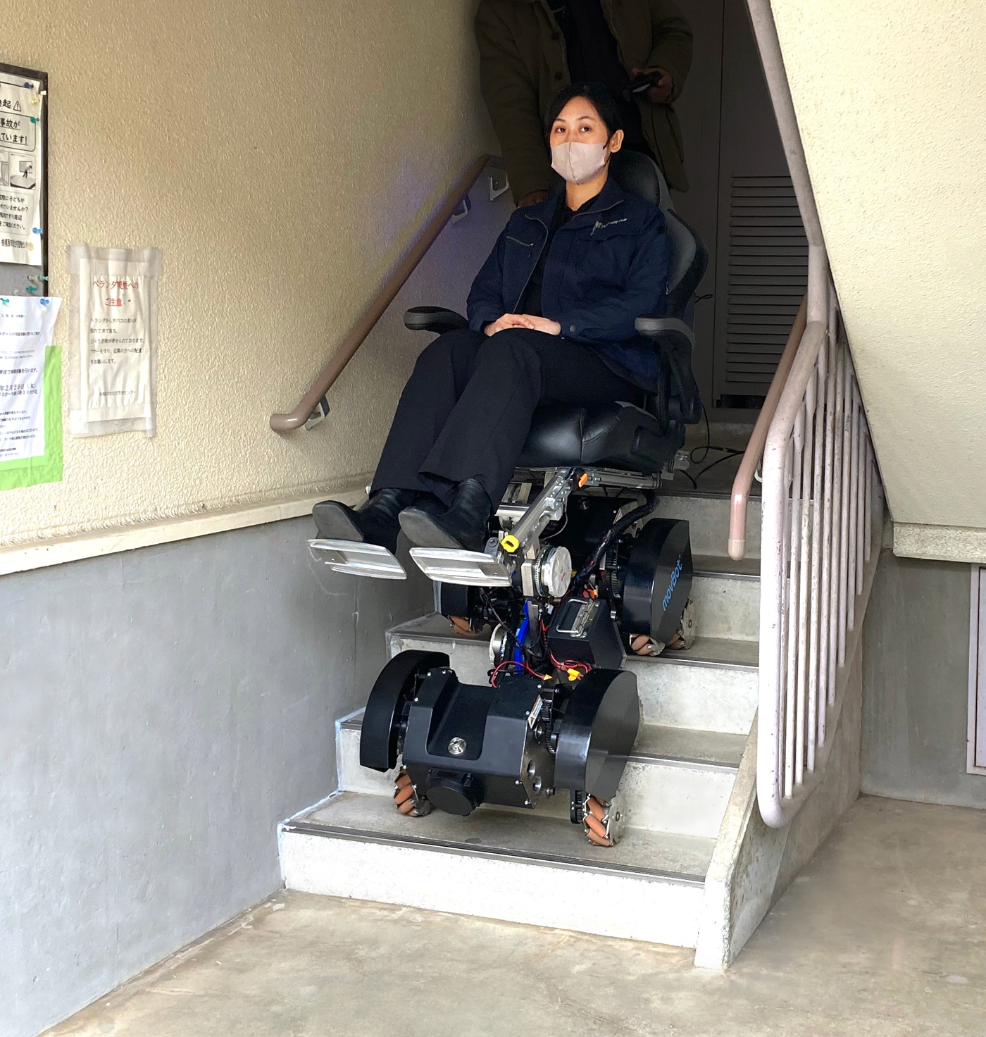 車椅子ロボットによる階段の上り下りの様子
